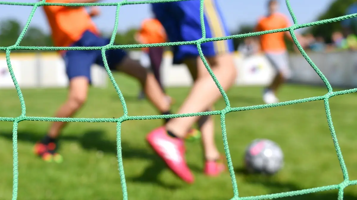 Fußball auf einem Sportplatz (Symbolbild)