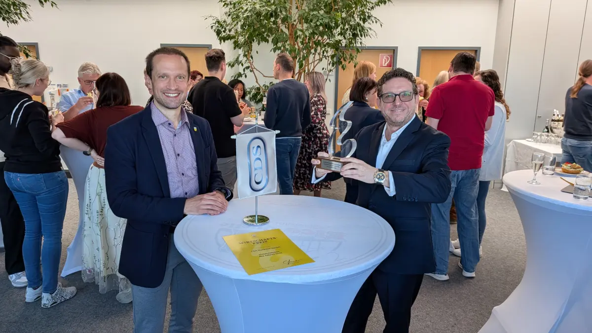 Wirtschaftspreis der Stadt Crailsheim, Oberbürgermeister Dr. Christoph Grimmer (links) und Michael Hackner, geschäftsführender Gesellschafter von CDS Hackner.