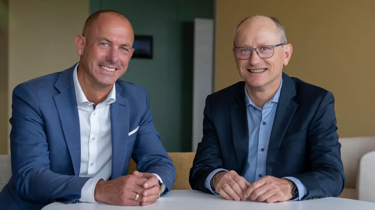 Vorstandsmitglied Michael Kreh (links) und Vorstandsvorsitzender Hans Lamparter legen die Sparkassenzahlen fürs Jahr 2025 vor.