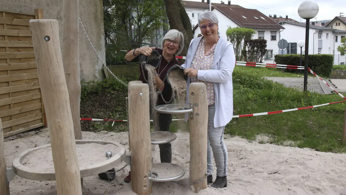 Serie Fördervereine: Schulförderverein "Lernen Fördern Geislingen" der Pestalozzischule - neuer Sandbereich wurde vom Verein mitfinanziert - links Vorsitzende Monika Kikowatz, rechts Schulleiterin und Geschäftsführerin des Pädagogischen Fachdienstes, Tanja Rockenbauch-Witt bzw. sitzend Kikowatz, stehend R-W