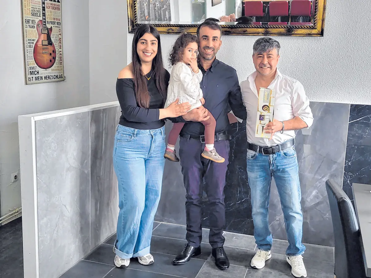 32 Jahre lang hat Kemal Öztürk (rechts im Bild) das „Snack House“ geführt. Von links nach rechts: Sevgi Tahta, Abbas/Lorin Tahta, Kemal Öztürk. ⇥Fotos: Dennis Bresinger