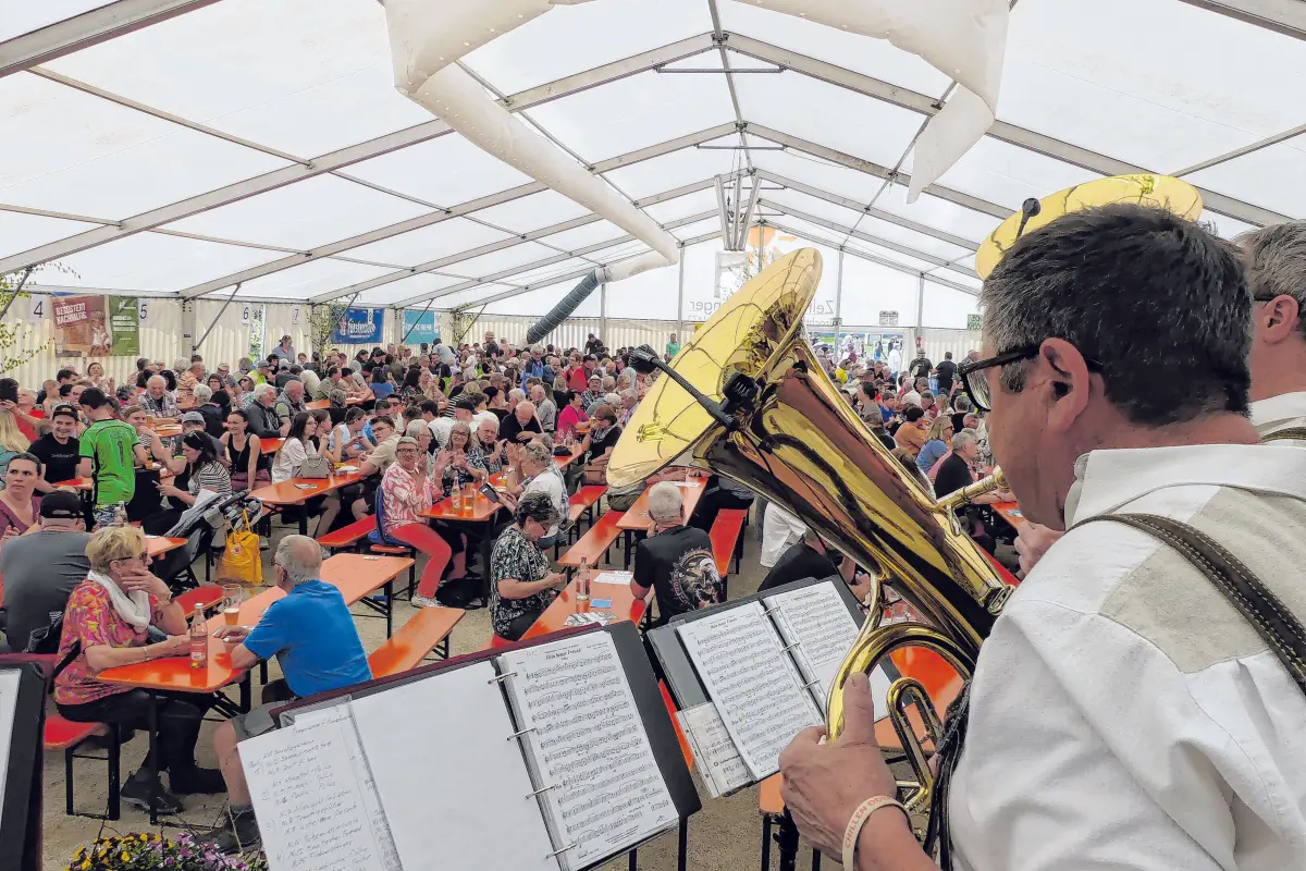 Maifest in Freudenweiler zieht Besucher aus nah und fern an.⇥Karl-Otto Gauggel