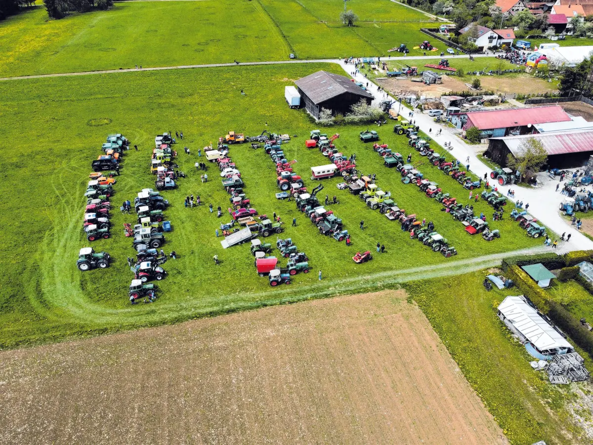 Aus der Vogelperspektive: ein Stelldichein von bunten Traktoren. ⇥Foto: Julia Haug