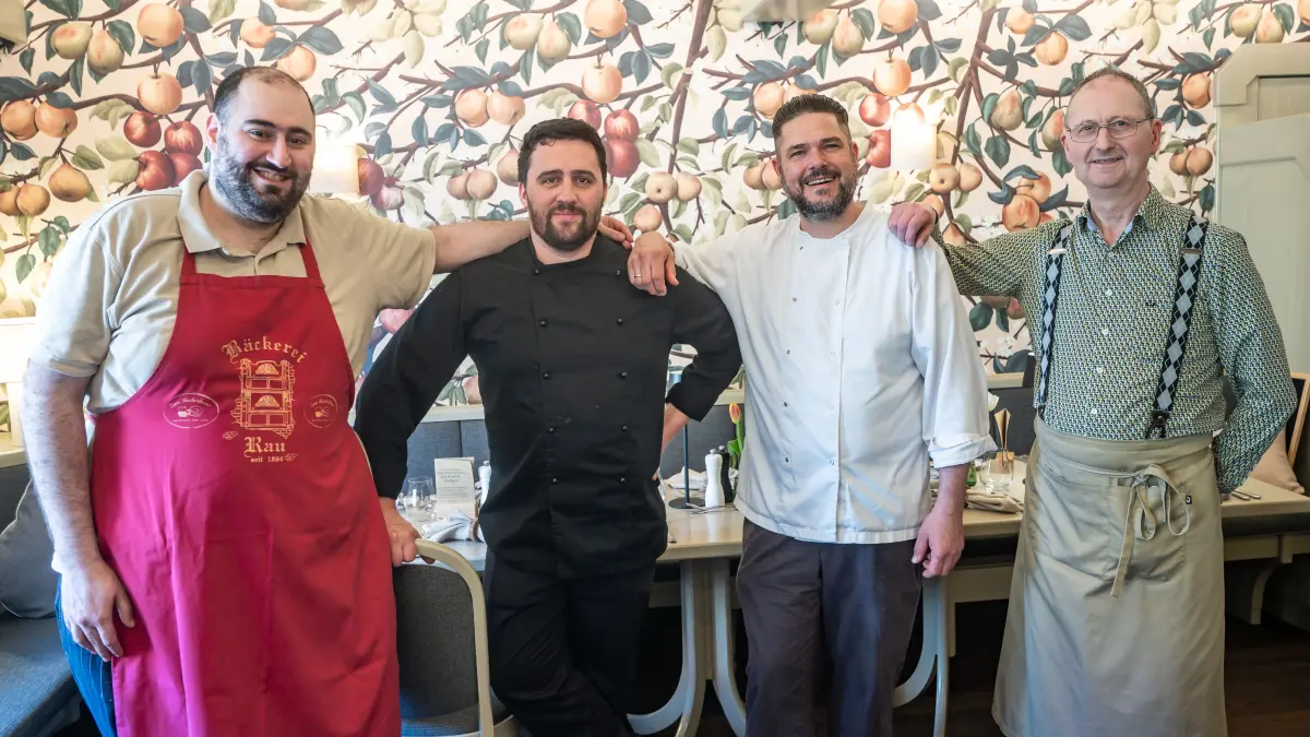 Das Bäckerhaus-Team: die Köche Yazan Alouf und Jozsi Szabo, Küchenchef Markus Eberhardinger und Servicekompetenz Josef Sprenger (v.l.n.r.)