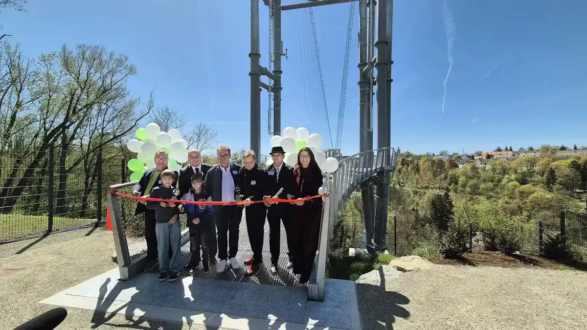 Die längste Fußgängerhängebrücke in ganz Baden-Württemberg ist jetzt eröffnet. Strahlender Sonnenschein begleitete den Festakt für die neue Attraktion.
