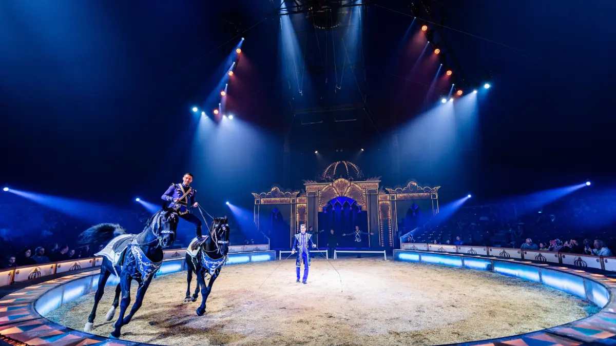 Im neuen Zirkuszelt: die Ungarische Post Foto: Wolfgang Albers