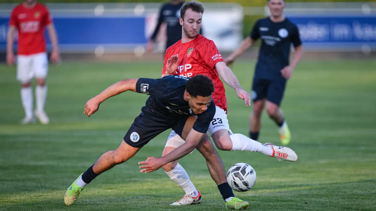 Kampf um den Ball: Jovan Djermanovic (rechts, FC Holzhausen) gegen Thomas Michael Diesche