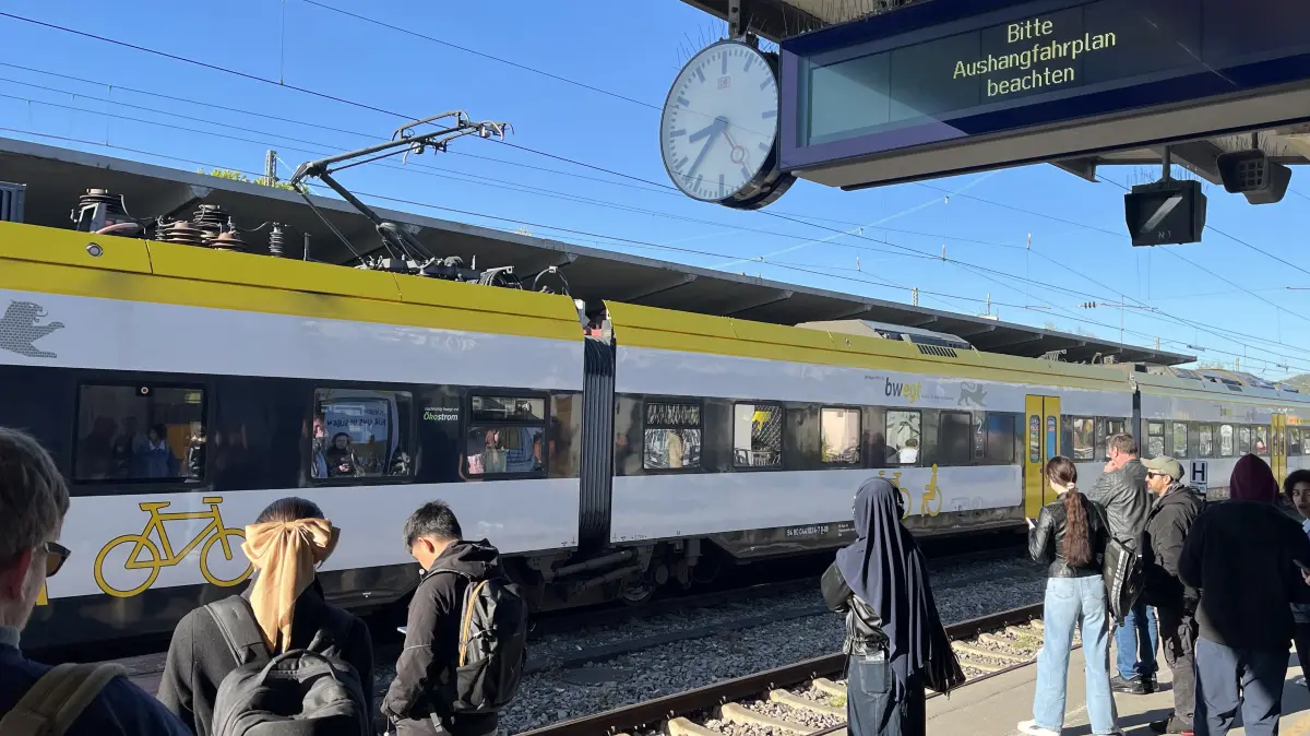 Auch die Anzeigen funktionieren nicht mehr: Der Tübinger BAhnhof am Freitagmorgen (24. April).