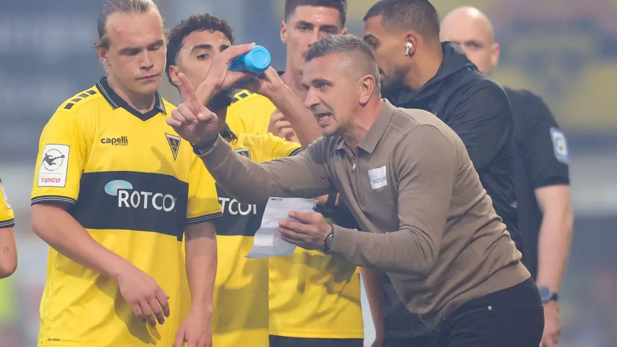 Alemannia Aachen - MSV Duisburg: 24.04.2026, Nordrhein-Westfalen, Aachen: Fußball, Männer: 3. Liga, Alemannia Aachen - MSV Duisburg, 35. Spieltag, Tivoli. Trainer Mersad Selimbegovic (Aachen) gibt Anweisungen an seine Spieler. Foto: Christoph Reichwein/dpa +++ dpa-Bildfunk +++