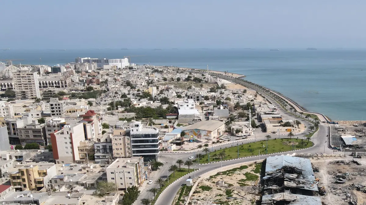 Schäden im Fischereihafen der in der Straße von Hormus gelegenen Insel Qeschm. Sie sollen nach Angaben lokaler Zeugen durch mehrere Luftangriffe im Rahmen der amerikanisch-israelischen Militäraktion verursacht worden sein.