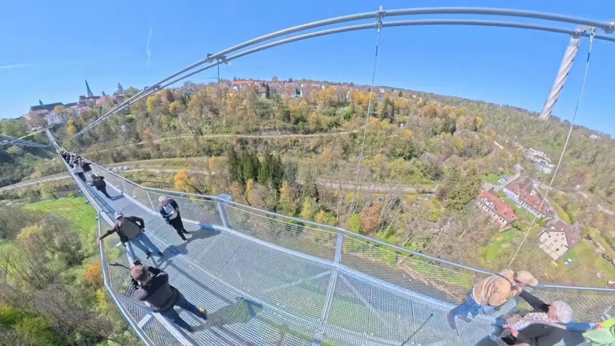 Die längste Fußgängerhängebrücke in ganz Baden-Württemberg ist jetzt eröffnet. Strahlender Sonnenschein begleitete den Festakt für die neue Attraktion.