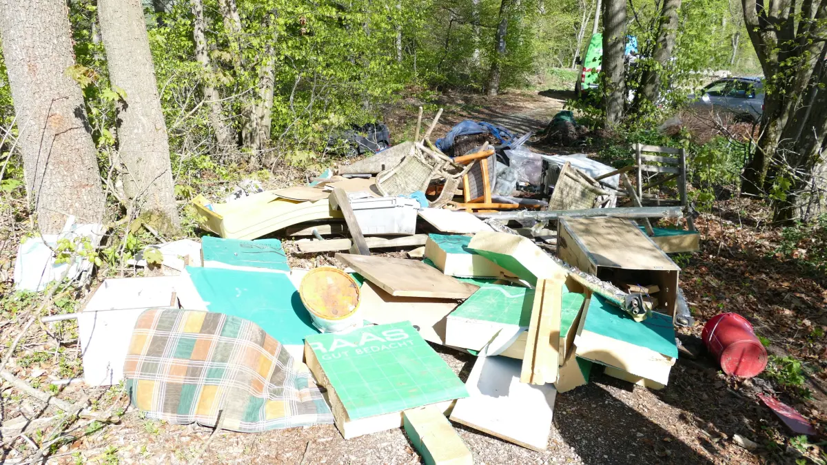 Müll in Geislingen/Türkheim. Dieser Meldung liegt ein Foto bei. Das Bild ist zur einmaligen Veröffentlichung zusammen mit der Meldung honorarfrei freigegeben.