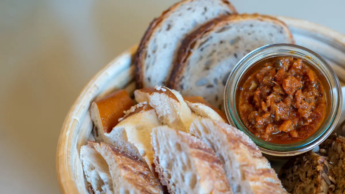 Zum Aperitif gibt es Zacusc,ein in Rumänien beheimateter geschmorter Gemüseaufstrich und frisches selbstgebackenes Brot.
