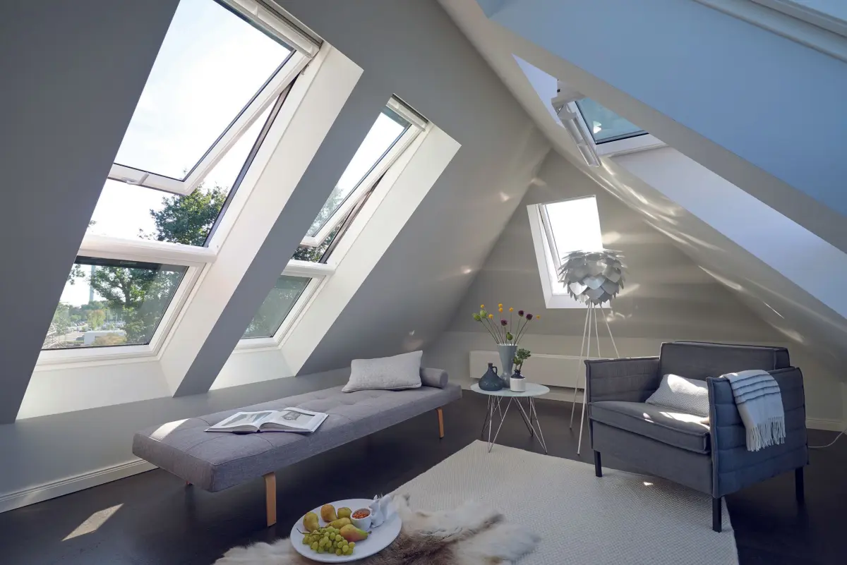 Es müssen nicht immer nur Kinder- oder Schlafzimmer ihren Platz im Dachgeschoss finden. Licht und Ausblick sind Aspekte, die man auch im Wohnzimmer zu schätzen weiß. Foto: Velux/akz-o⇥Honorarfrei