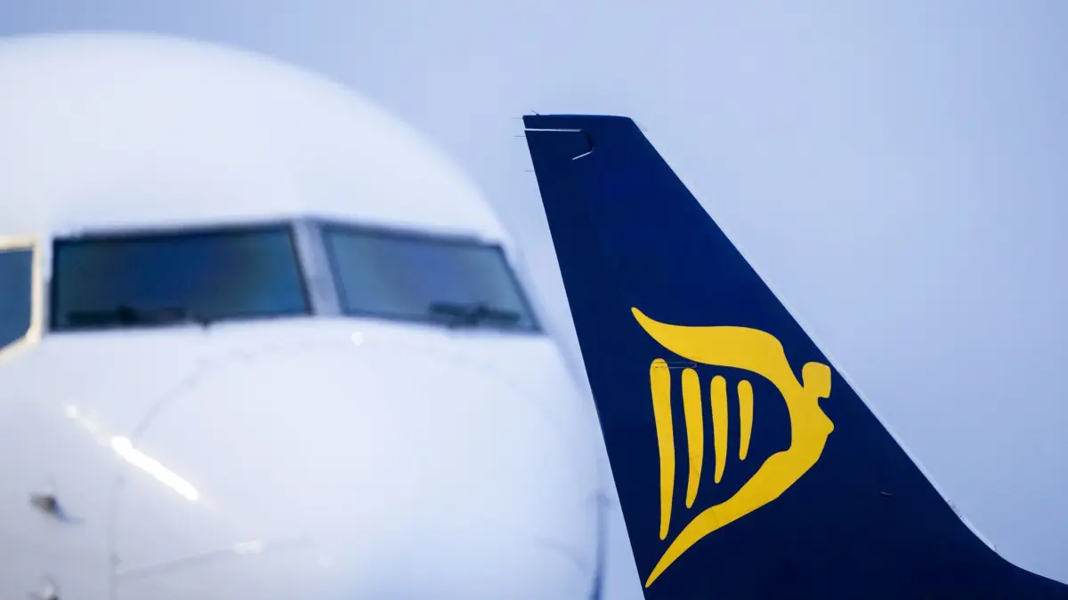 ARCHIV - 12.09.2018, Nordrhein-Westfalen, Weeze: Flugzeuge der irischen Airline Ryanair stehen auf dem Vorfeld eines Flughafens. (zu dpa: «Ryanair-Streichungen: Das sind die Auswirkungen im Südwesten») Foto: Marcel Kusch/dpa +++ dpa-Bildfunk +++