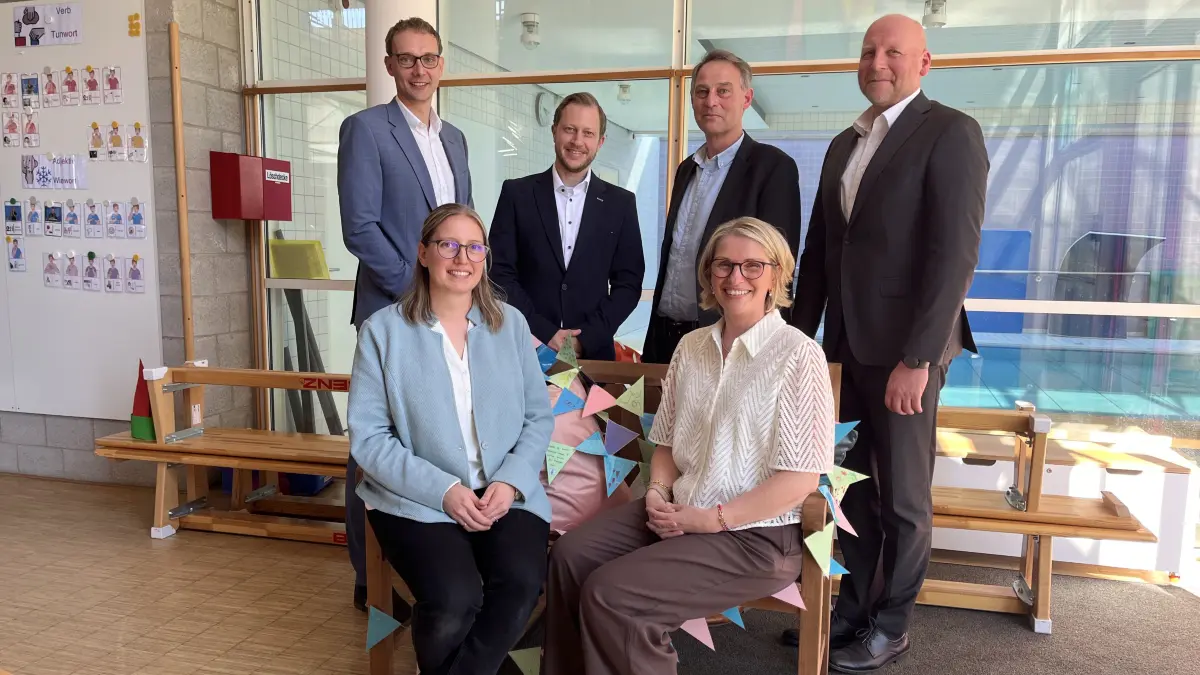 Für entspannte Stunden bekam Rektorin Birgit Fees (rechts) eine Bank geschenkt. Anna Hellebrand unterstützt sie als Konrektorin. Schulträger Daniel Stückle, Dekan Joachim Bayer, Schulamtsdirektor Martin Schüler freuen sich mit ihr.