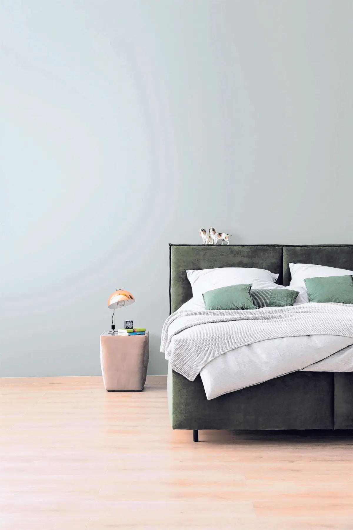 Der persönliche Ruhepol: Dunkelgrüne Möbel heben sich sanft vom Hintergrund im helleren Farbton ab. Foto: djd/SCHÖNER WOHNEN-Kollektion⇥Honorarfrei