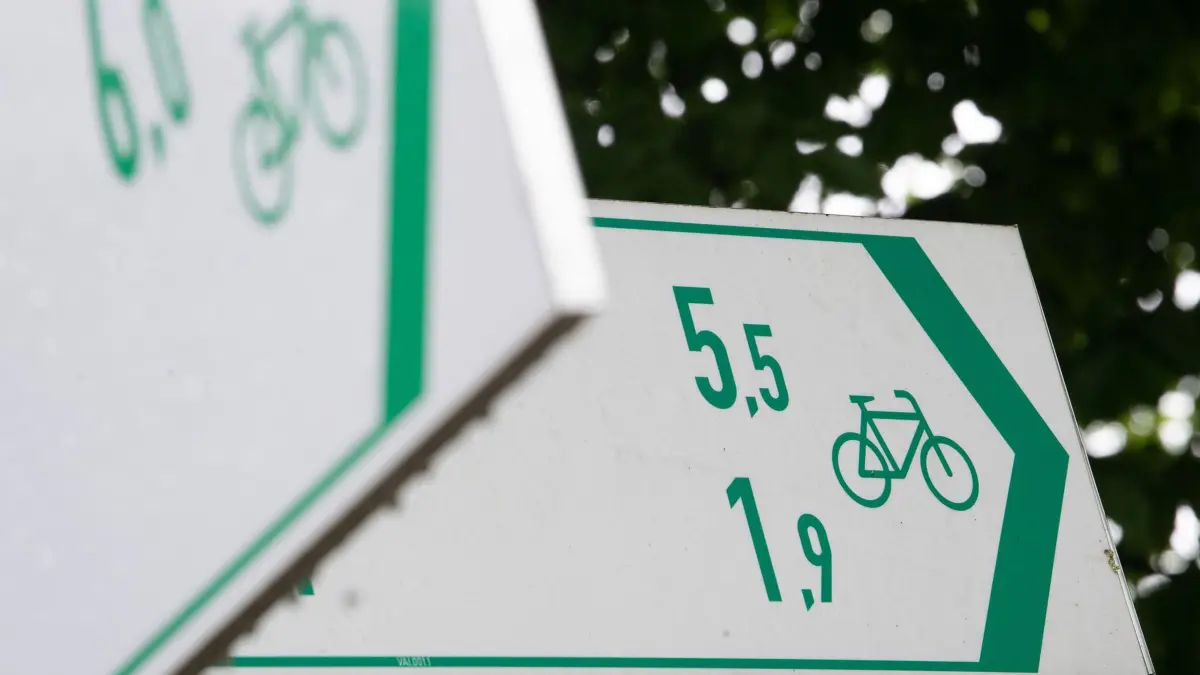 Radwege: ARCHIV - 11.05.2020, Baden-Württemberg, Stuttgart: Schilder zeigen die Richtung von Fahrradwegen an. (zu dpa: «Diese Naturschutz-Reform möchte der Grünen-Verkehrsminister») Foto: Sebastian Gollnow/dpa +++ dpa-Bildfunk +++