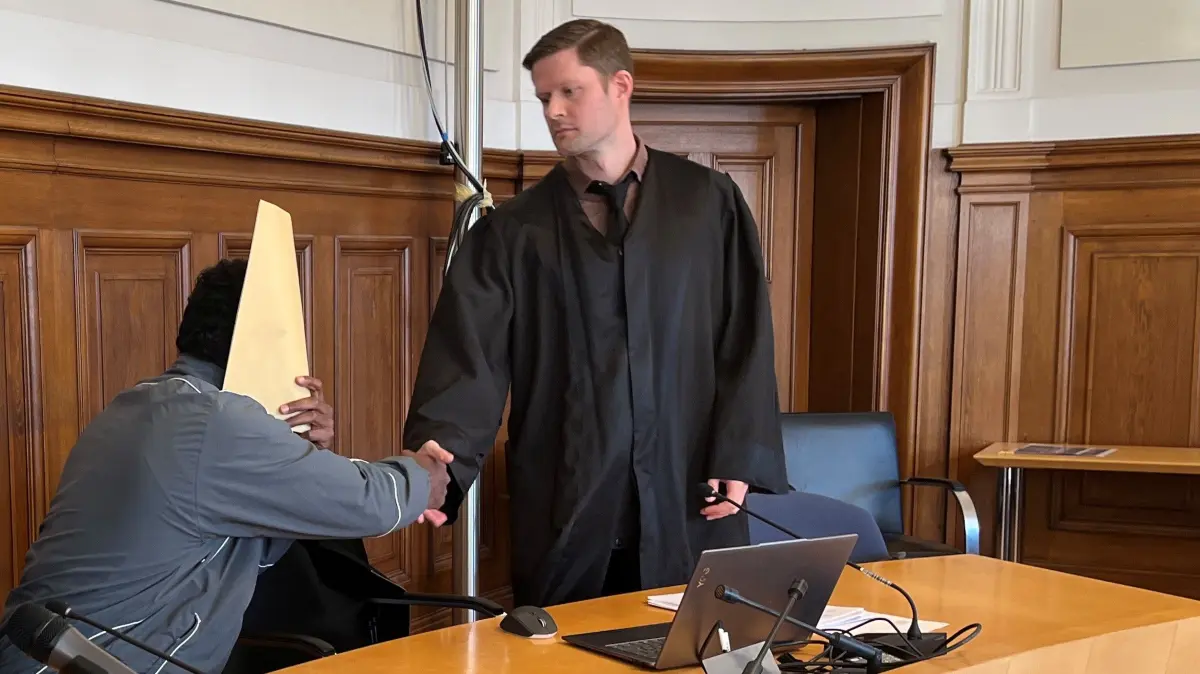 Der Angeklagte mit seinem Verteidiger im Rottweiler Landgericht. Am Freitag fiel das Urteil im Horber Metallpoller-Prozess.