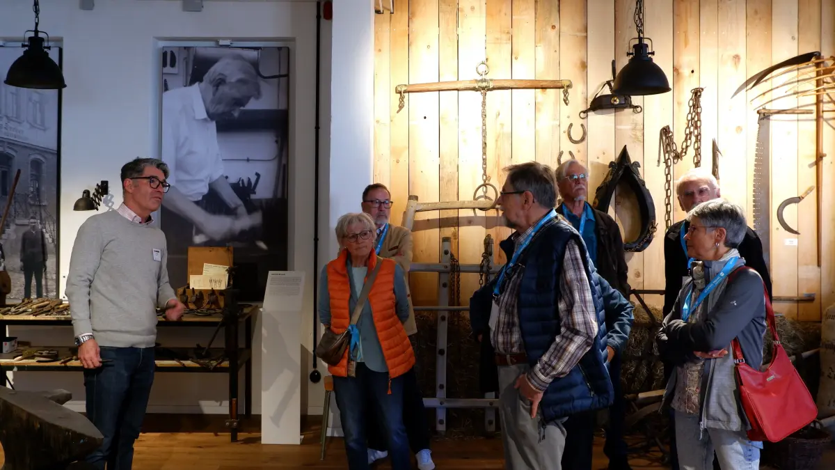 Holger Merz erzählt von den Anfängen von Interstuhl. 16 Interessierte waren bei der Mehrwerttour der SÜDWEST PRESSE dabei, um mehr über die Firmengeschichte zu erfahren.