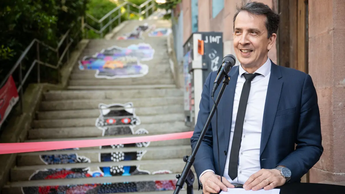Thomas Vautravers, Leitung Deutsch-Französisches Kulturinstitut (Institut culturel franco-allemand) bei der Eröffnung der Kunstinstallation an der Treppe zum Österberg von der Doblerstraße hoch