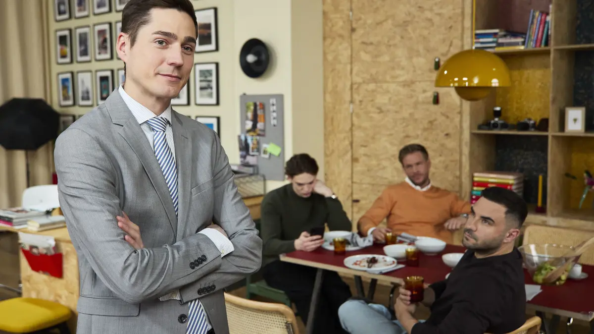 Ringo (Timothy Boldt, l.) wundert sich über Julius' (Lennox Halm, 2.v.l.) plötzlich mangelndes Interesse am Familientreffen. V.l.: Ringo (Timothy Boldt), Julius (Lennox Halm), Alexander (Frederic Heidorn), Easy (Lars Steinhöfel)