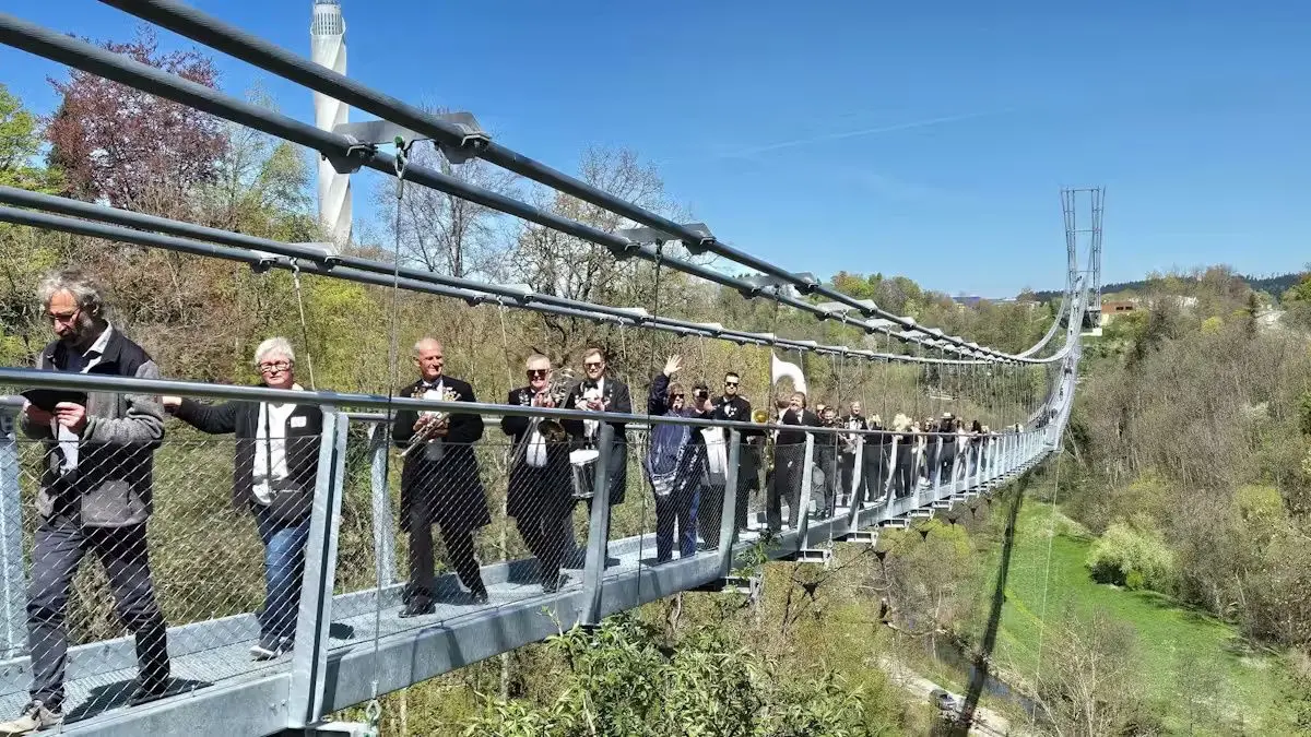 Die längste Fußgängerhängebrücke in ganz Baden-Württemberg ist jetzt eröffnet. Strahlender Sonnenschein begleitete den Festakt für die neue Attraktion.