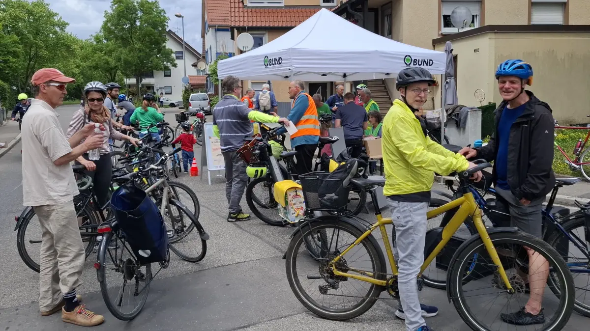 Bei einem Rad-Aktionstag haben sich zuletzt auch Politiker wie der Grünen-Landtagsabgeordnete Thomas Poreski (rechts) die Radwege-Situation in Wannweil angeschaut.