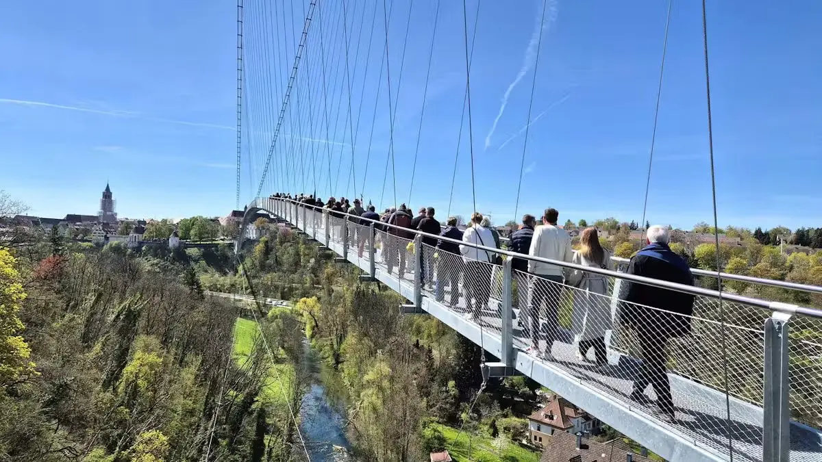 Die längste Fußgängerhängebrücke in ganz Baden-Württemberg ist jetzt eröffnet. Strahlender Sonnenschein begleitete den Festakt für die neue Attraktion.