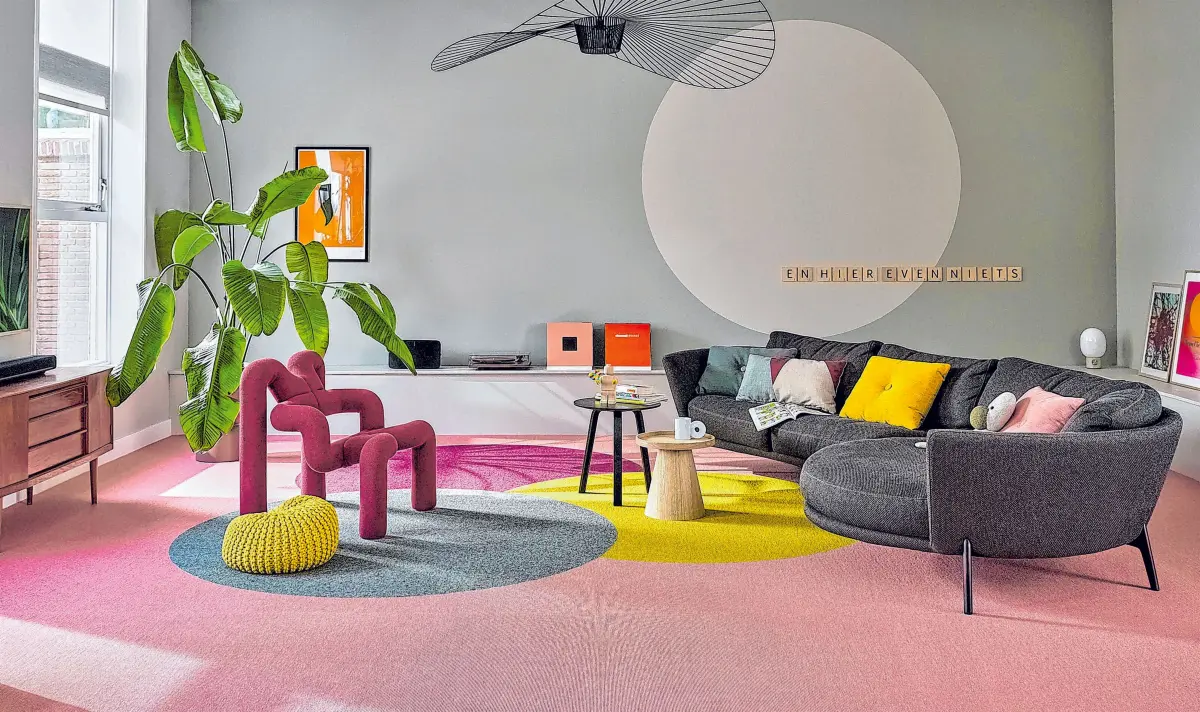 Farbintensive Teppiche setzen spielerische Akzente in der Sitzlandschaft. ⇥Foto: djd/Tretford Weseler Teppich