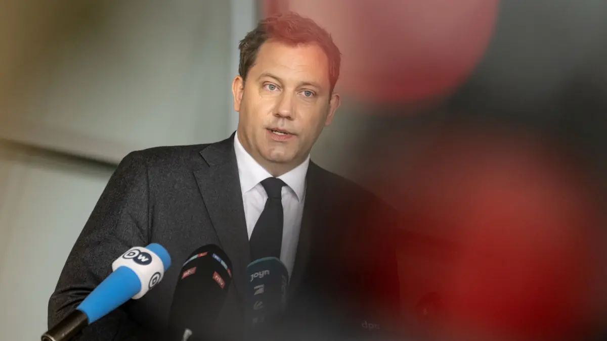 Bundestag: 24.04.2026, Berlin: Lars Klingbeil (SPD), Bundesminister der Finanzen, gibt auf der Fraktionsebene des Deutschen Bundestages ein Statement. Mit der vorübergehenden Senkung der Mineralölsteuer sollen Verbraucher an der Tankstelle entlastet werden. Foto: Fabian Sommer/dpa +++ dpa-Bildfunk +++