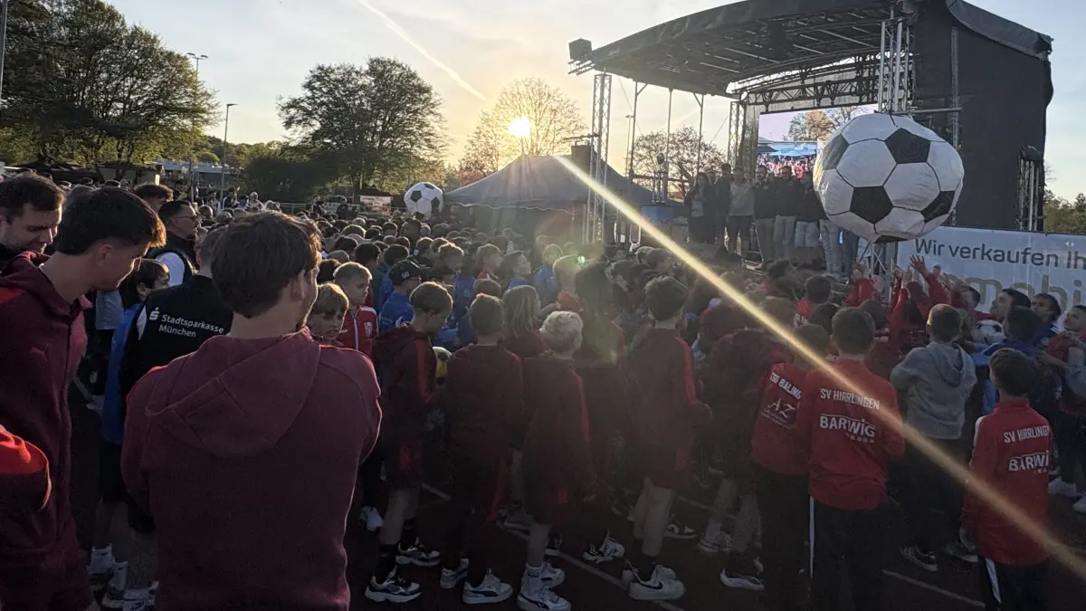 Was für ein Fußballabend: Der Bentley Cup in Hechingen ist offiziell eröffnet.