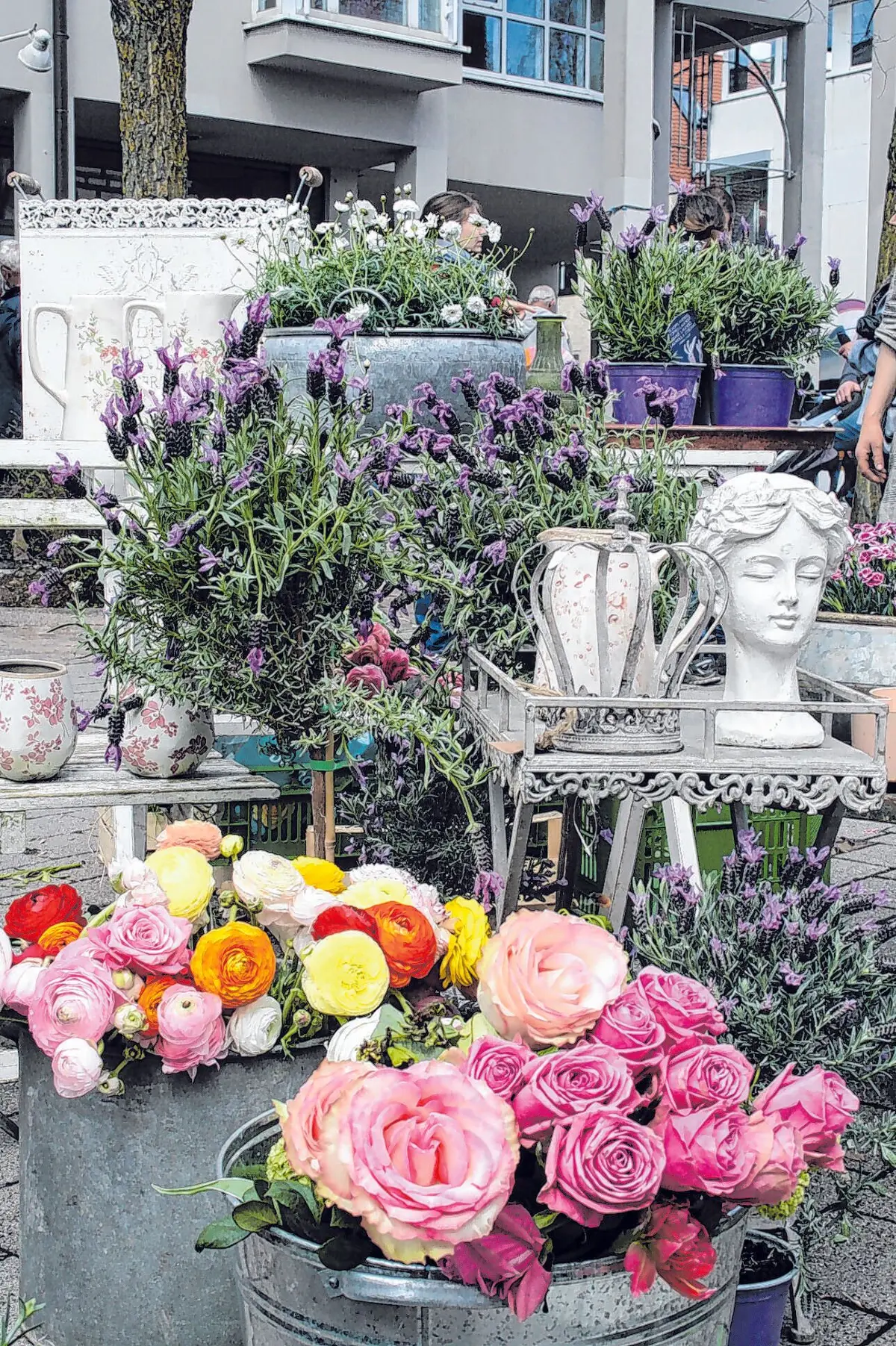 Schafe, Kunst und Garten 2026 Blumenstand mit Büste⇥Stadt Münsingen