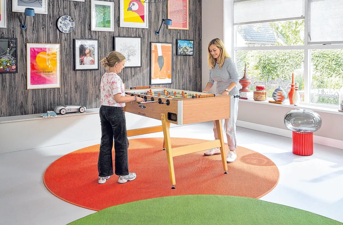 Kräftige Teppichfarben setzen lebendige Akzente und strukturieren den Raum. Foto: djd/Tretford Weseler Teppich⇥Honorarfrei