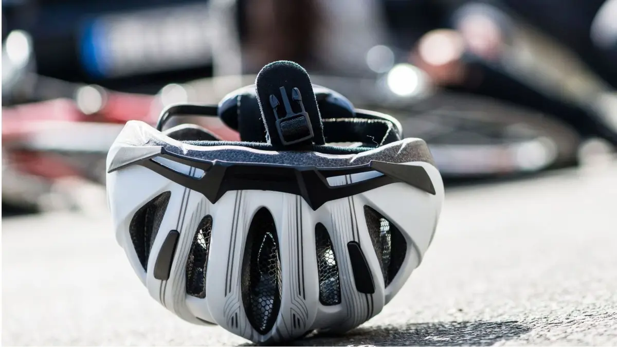 Radfahrer Fahrrad Unfall Fahrradunfall Radhelm Fahrradhelm Symbolfoto