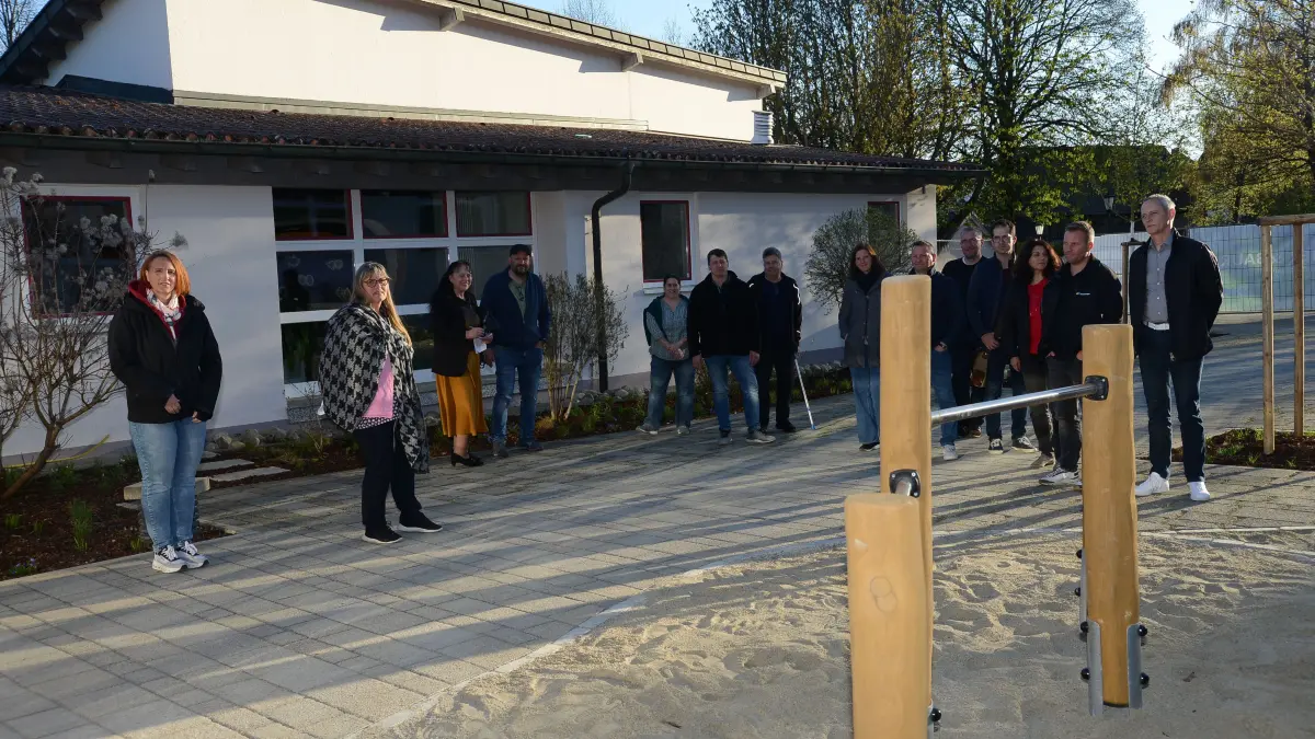 Kerstin Maier vom Büro Sigmund erläutert Bürgermeisterin Ulrike Holzbrecher, Hauptamtsleiterin Sigrid Bortfeldt und den Gemeinderäten (von links), was im Schulhof gemacht wurde.
