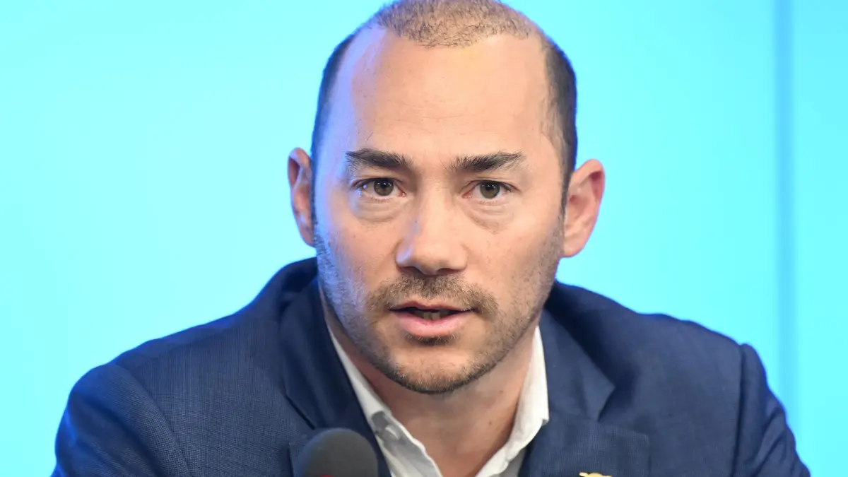 Prozess gegen AfD-Politiker Klauß verschoben: ARCHIV - 20.04.2026, Baden-Württemberg, Stuttgart: Der AfD-Landespolitiker Miguel Klauß spricht bei einer Pressekonferenz des Fraktionsvorstands der AfD-Fraktion im Landtag von Baden-Württemberg. Die Verhandlung gegen Klauß wegen Volksverhetzung findet vorerst nicht statt. (zu dpa: «Prozess gegen AfD-Politiker Klauß verschoben») Foto: Bernd Weißbrod/dpa +++ dpa-Bildfunk +++