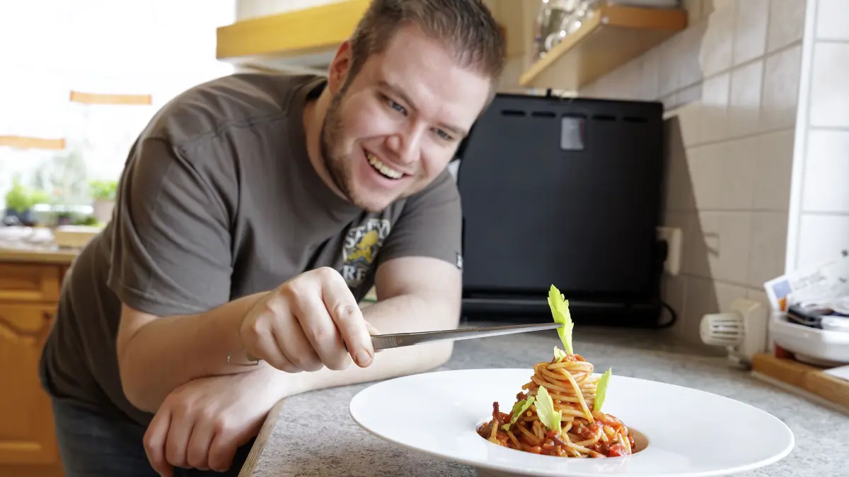 Der Koch Dennis Straubmüller aus Böhmenkirch zaubert in seiner Küche köstliche Gerichte für die Leser der Geislinger Zeitung. Rezept 2: Spaghetti mit Pancetta, Staudensellerie und Tomaten.