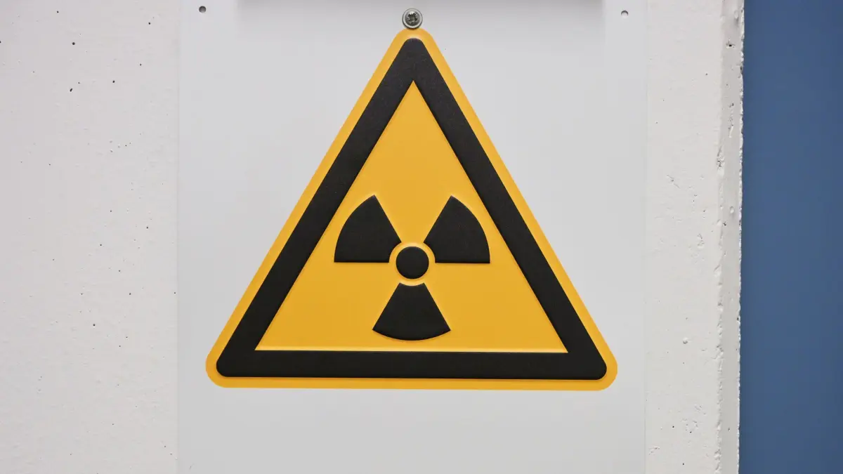 Laborbesuch beim Bundesamt für Strahlenschutz: ARCHIV - 25.03.2026, Bayern, Neuherberg: Ein Schild mit der Aufschrift "radioaktiv" hängt im Labor im Bundesamt für Strahlenschutz bei einer Laborführung anlässlich 40 Jahre nach dem Reaktorunfall in Tschernobyl. (zu dpa: «40 Jahre nach Tschernobyl: Wie stark ist Deutschland noch belastet?») Foto: Malin Wunderlich/dpa +++ dpa-Bildfunk +++