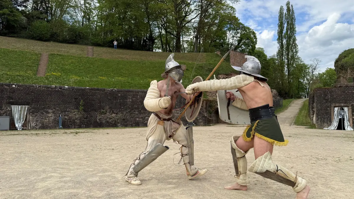 Gladiatorenschule Trier: 18.04.2026, Rheinland-Pfalz, Trier: Schüler der Gladiatorenschule Trier beim Training. Die Schüler trainieren im Amphitheater, in dem vor rund 2000 Jahren Kämpfe mit römischen Gladiatoren gab. (zu dpa: «Kämpfen wie ein Römer - Warum wird jemand Gladiator?») Foto: Birgit Reichert/dpa +++ dpa-Bildfunk +++