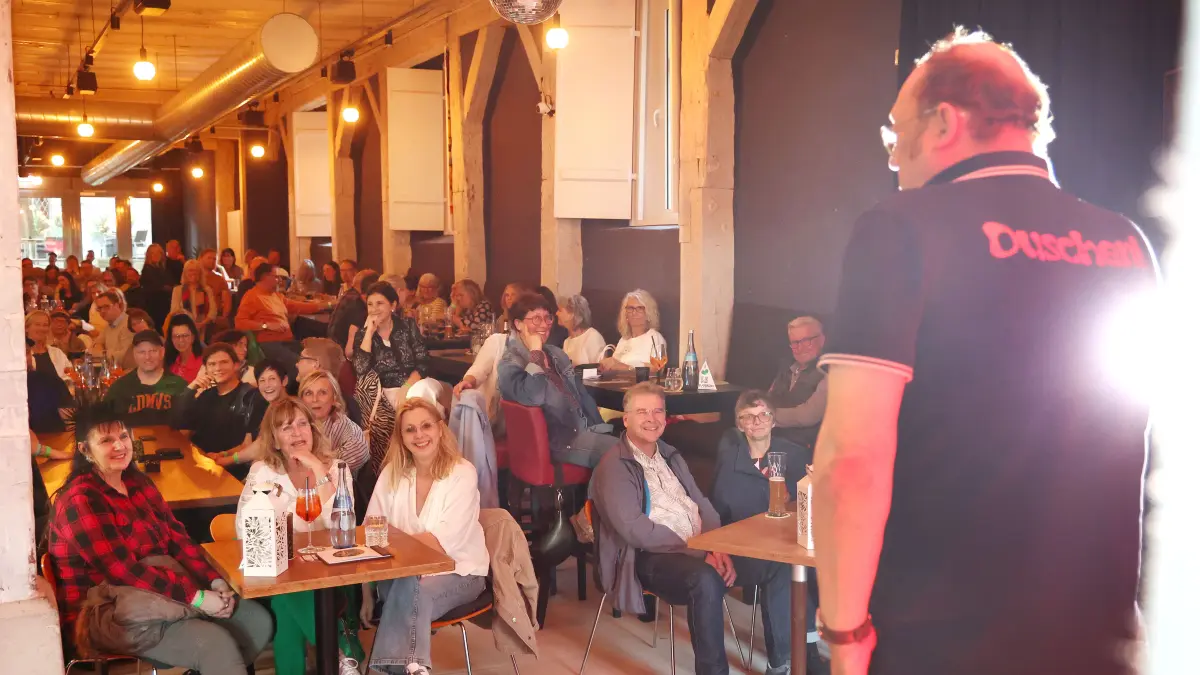 Spassix-Comedy-Nacht in Schwäbisch Hall: im weißen Hemd Tim Perkovic, im blauen T-Shirt und mit Blick ins Alte Schlachthaus Bademeister Schaluppke, im braunen Shirt Michael Schönen