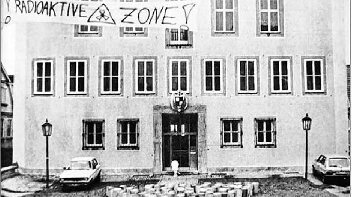 Maischerz 1986 in Hechingen: Den Rathausvorplatz erklärten die Scherzbolde vor dem Hintergrund der Tschernobyl-Katastrophe mit einem aus Mülleimern gefortem Dreieck und einem Transparant zur „radioaktiven Zone“.