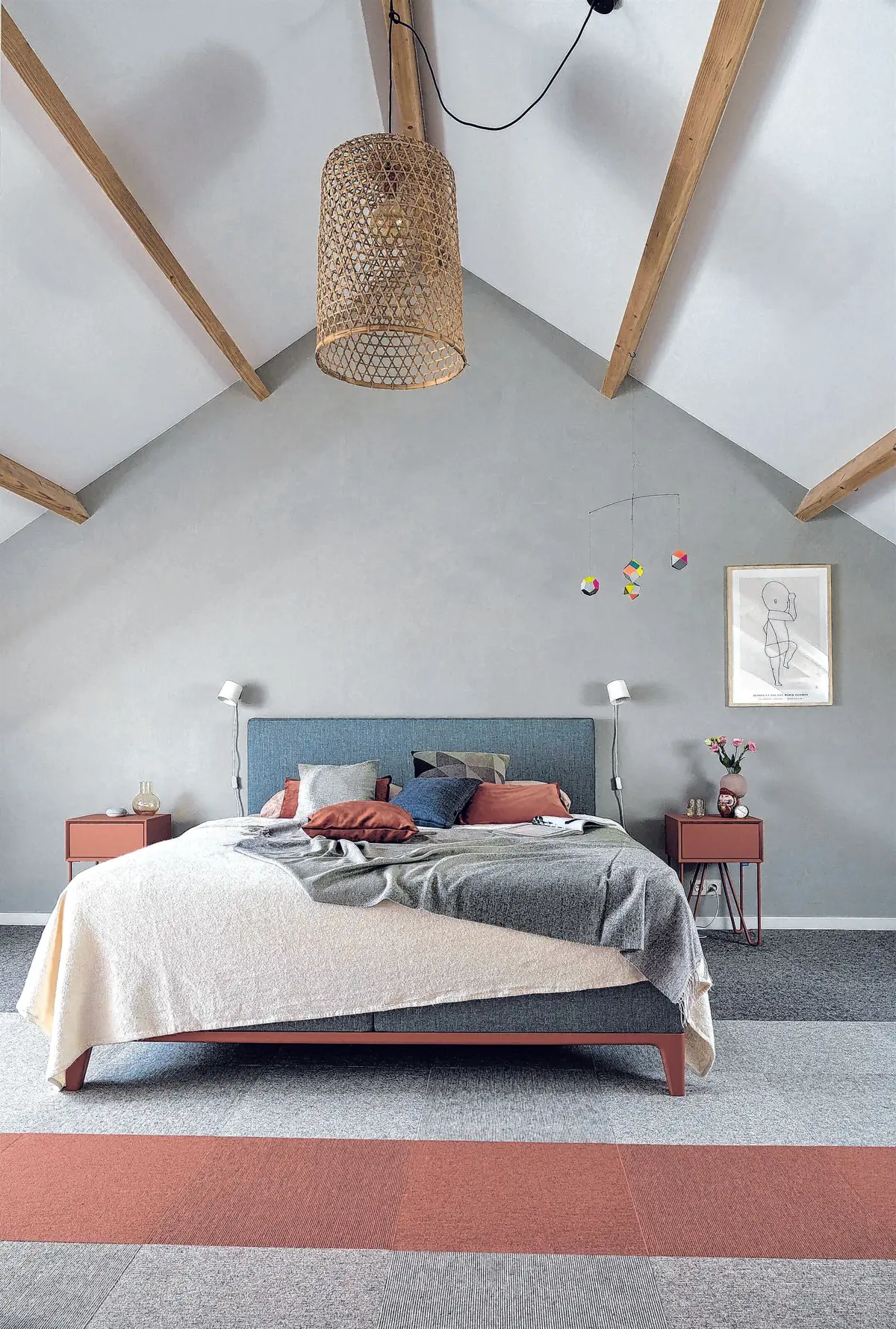 Der Farbstreifen im Teppichboden nimmt den Ton der Möbel auf: Ein gelungenes Beispiel für eine harmonische Raumausstattung.Foto: djd/Tretford Weseler Teppic⇥Honorarfrei