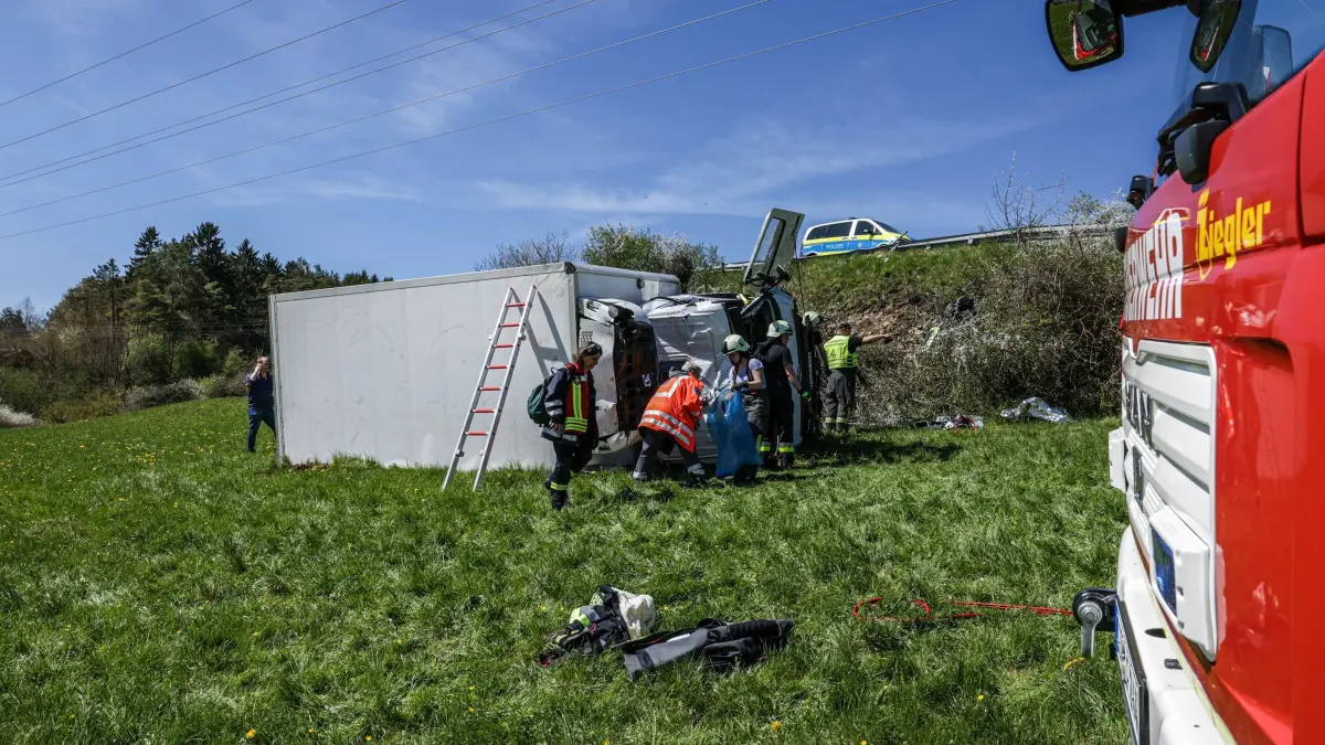 Lastwagen kommt von Bundesstraße ab - Vollsperrung