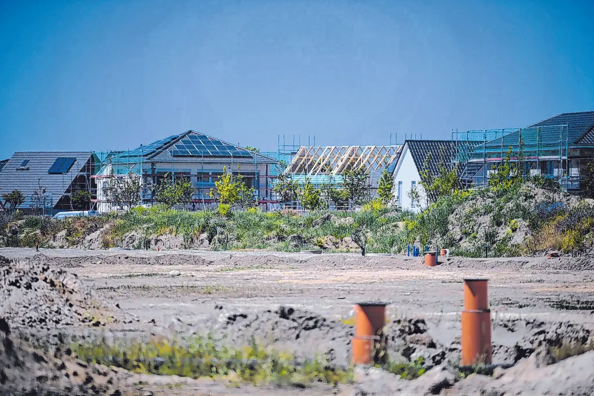 Fertige Einfamilienhäuser und Rohbauten stehen hinter einer Baustelle im Wohnviertel Rousseau-Park. Das Neubaugebiet an der Stadtgrenze von Ludwigsfelde besteht aus Häusern verschiedener Größe und Anbieter. Der Rousseau-Park ist eines der größten Wohnbaugebiete Brandenburgs.⇥Soeren Stache