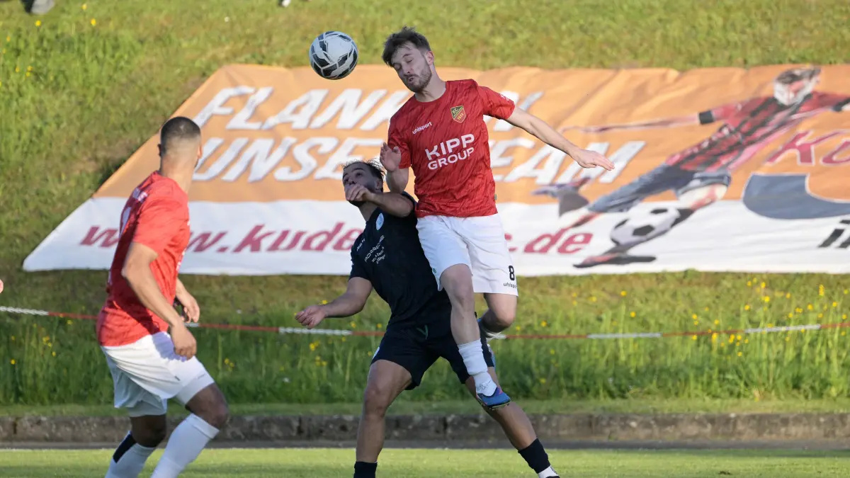 FC Holzhausen vs. Young Boys Reutlingen Fussball, Verbandsliga, 28.Spieltag, Saison 2025/2026, 24.04.2026 : Enrico Huss (FC Holzhausen, #08) im Zweikampf mit Adil Iggoute (Young Boys Reutlingen, #18)
FC Holzhausen vs. Young Boys Reutlingen
Fussball, Verbandsliga, 28.Spieltag, Saison 2025/2026, 24.04.2026
Foto: Eibner-Pressefoto/ Tobias Baur