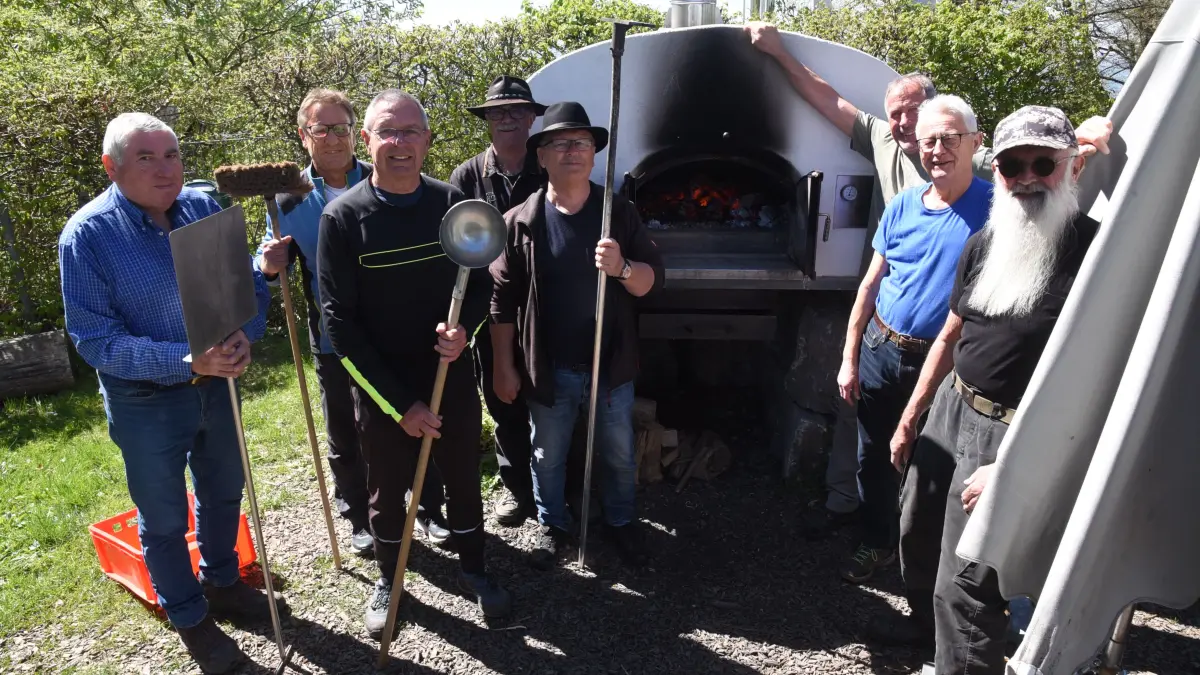 Da ist was gebacken: Die Brotbackbuben vor dem Holz-Backhofen auf dem Hohenstaufen.