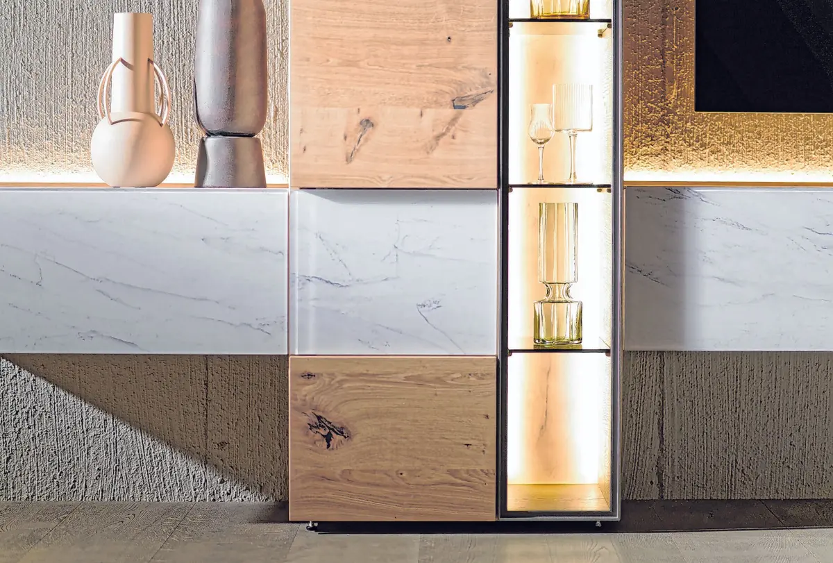 Manche Holzarten wie die Eiche neigen dazu, ein dunkleres Holz im Inneren des Baumes auszuprägen, während sich die äußeren Holzschichten in Richtung der Rinde heller präsentieren.⇥Foto: IPM/Voglauer