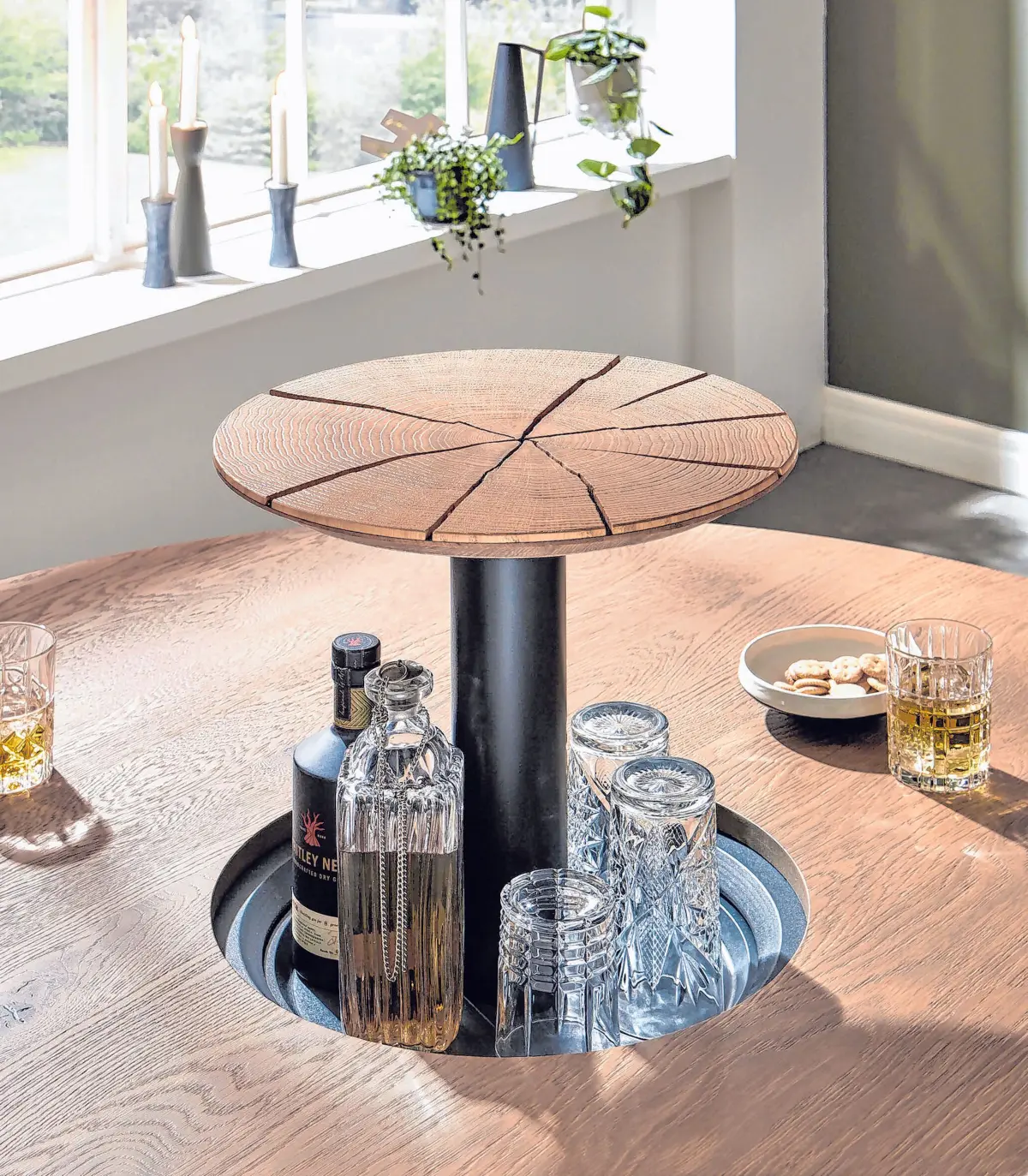 Im Gegensatz zur klassischen Eiche zeichnet sich die Wildeiche durch einen besonders hohen Anteil an Ästen und eine sehr lebhafte, fast schon stürmische Maserung aus. ⇥⇥Foto: IPM/Hartmann Möbelwerke