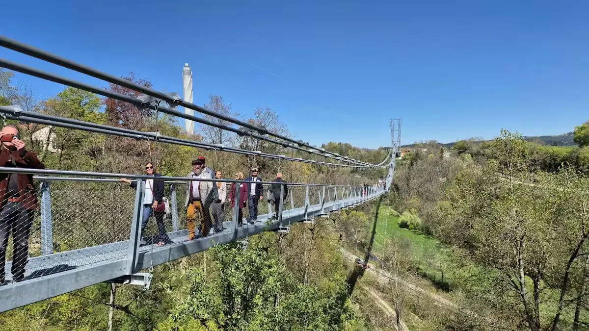 Die längste Fußgängerhängebrücke in ganz Baden-Württemberg ist jetzt eröffnet. Strahlender Sonnenschein begleitete den Festakt für die neue Attraktion.